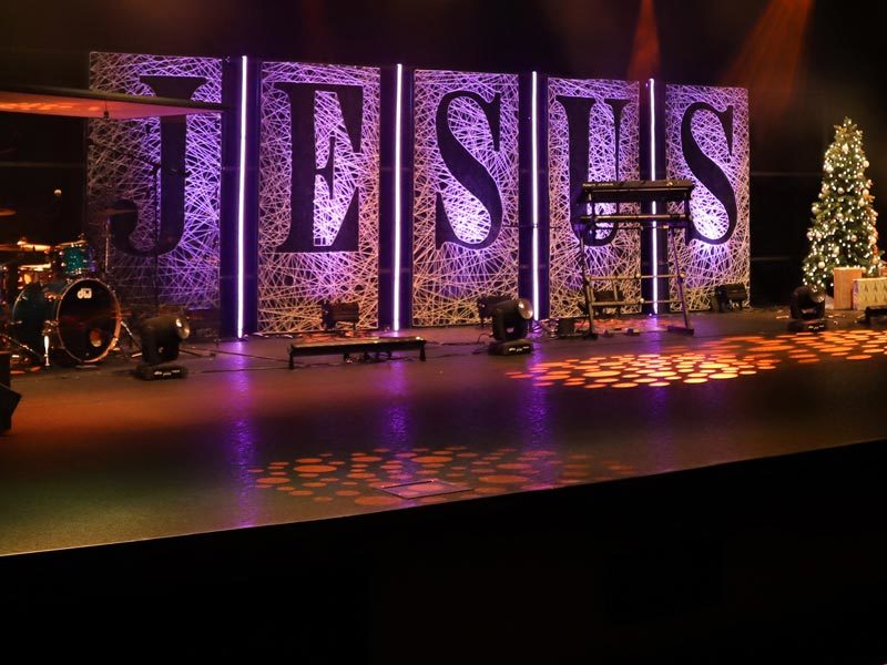 Switch the projector to church LED Screen without worries